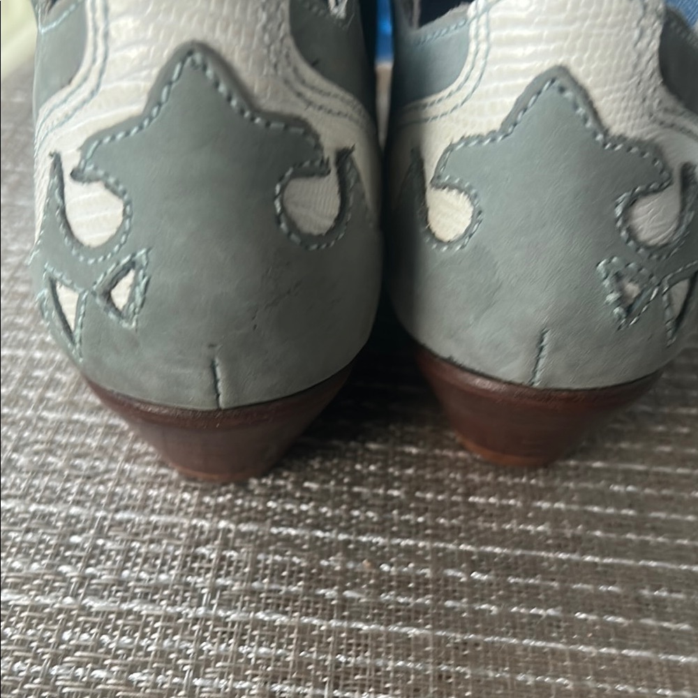 Gray and White woman Western Style Shoes Size 7. - Picture 5 of 8